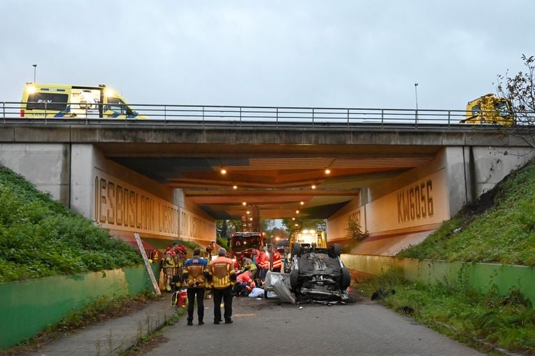 De twee slachtoffers raakten bij het ongeluk in Breda zwaargewond (foto: Perry Roovers/SQ Vision).