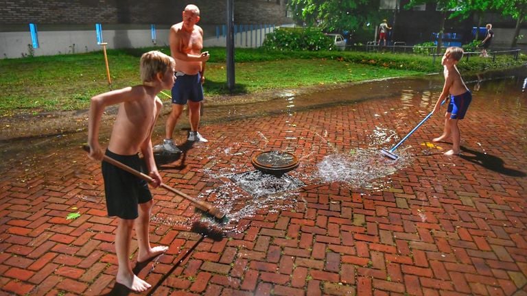 Opruimwerkzaamheden in Valkenswaard na de hoosbui (foto: Rico Vogels/SQ Vision).