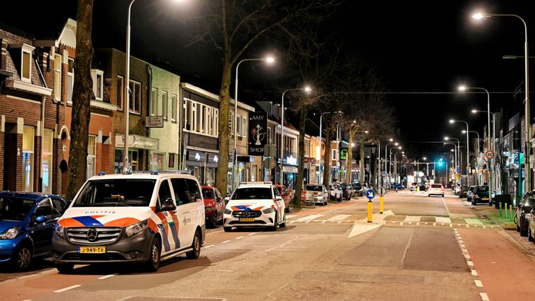 De politie deed onderzoek en zocht in de buurt naar verdachten van de overval (foto: Toby de Kort/SQ Vision).