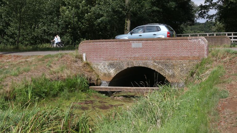 Ten noorden van Vessem is de Kleine Beerze nog een brede, rechte sloot die vaak droogstaat. 