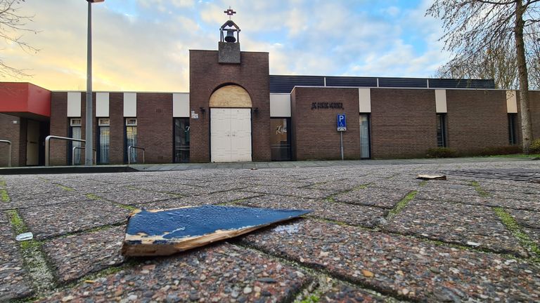 Ook de oude kerk in Roosendaal is beschadigd (foto: Noël van Hooft).