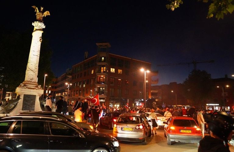 Feestvierende Turkse voetbalsupporters op de rotonde voor het station in Den Bosch (foto: Bart Meesters).