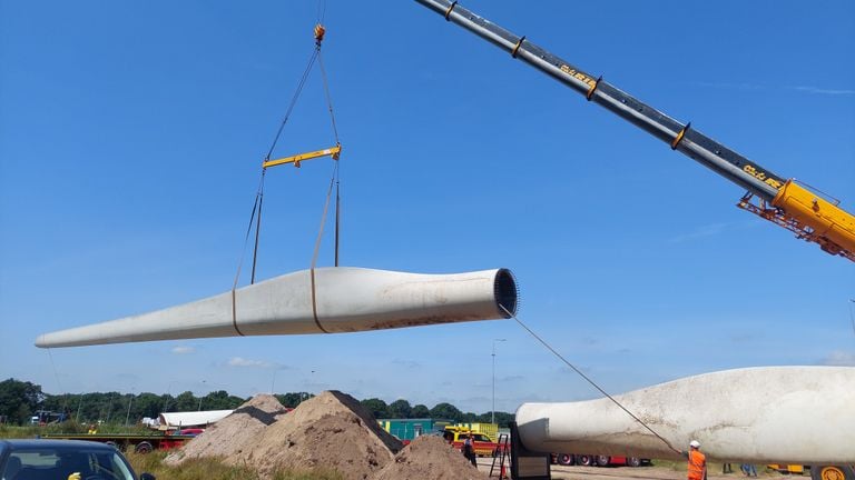 De wiek wordt op haar plek gehesen (foto: Rijkswaterstaat).