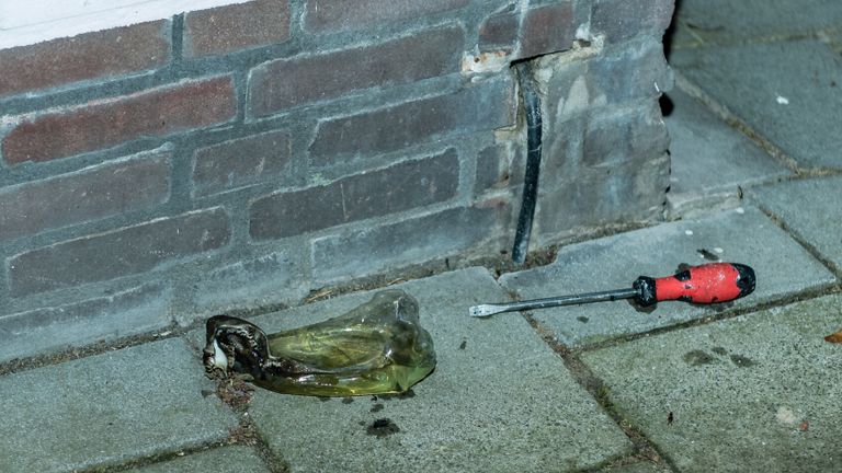 De brandweer vond een gesmolten fles met de restanten van een brandbare vloeistof. (Foto: Jack Brekelmans / SQ Vision)