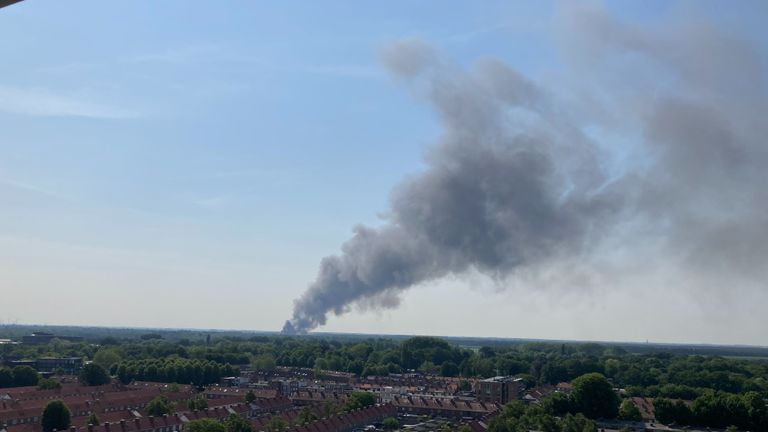 De brand is vanaf de Ringbaan Zuid in Tilburg goed te zien (foto: Stefan Mathijsen).