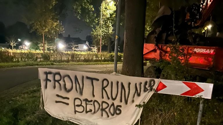 Bezorgde dorpelingen uitten hun ongenoegen op straat (Foto: Facebook).