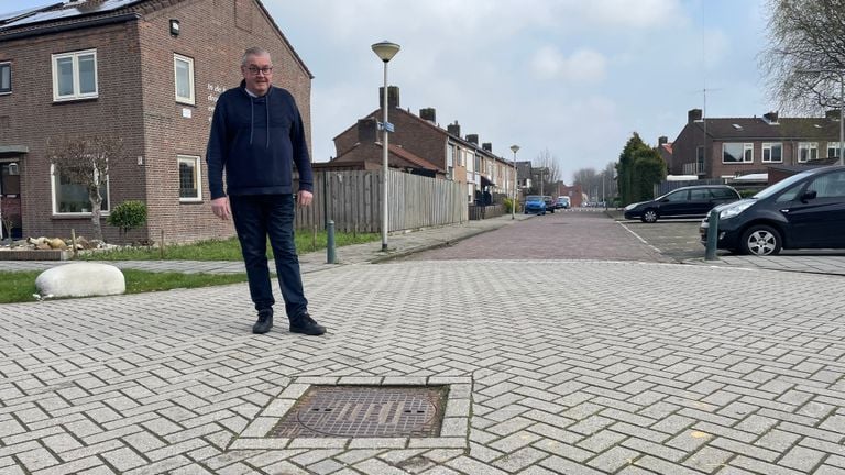 Het riool in de straat werd al enkele keren met duizenden liters water doorgespoeld (Foto: Imke van de Laar)