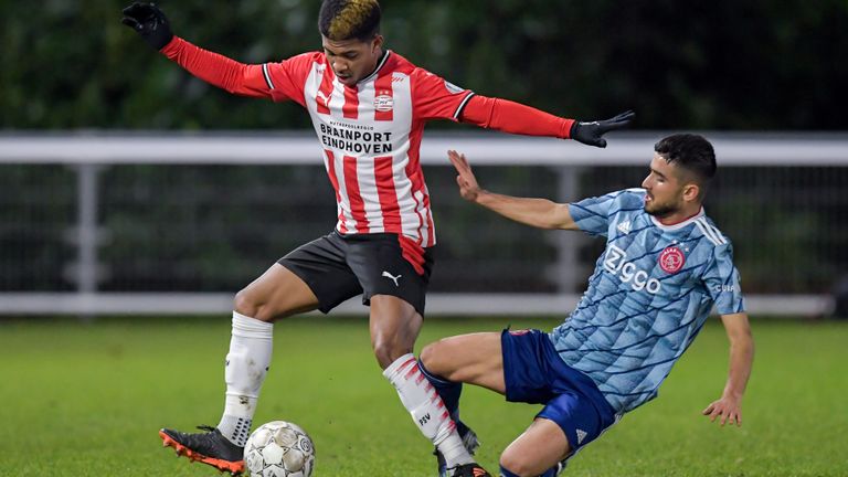 Shurandy Sambo (Jong PSV, L.) wordt fel aangevallen door Naci Unuvar (Jong Ajax) (Foto: Orange Pictures). 