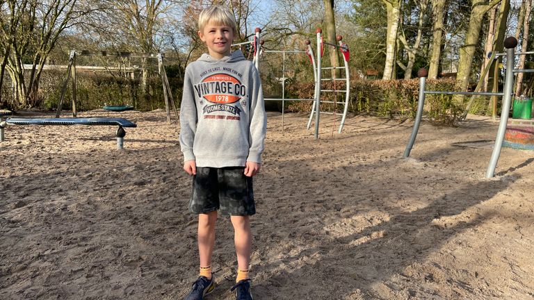 Bram in zijn korte broek op het schoolplein