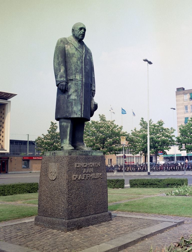 Anton Philips, voor het Centraal Station (foto: Koninklijke Philips)