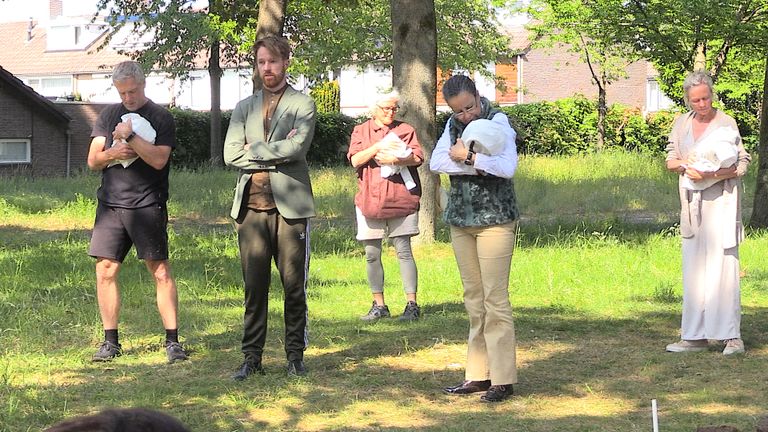 Acteur Jasper Koopmans met de vier in Moederheil geboren spelers: Wilko Vermuë, Emmy van Schalkwijk, Annemiek Lambregts en Eugénie Smits van Waesberghe (foto: Omroep Brabant)