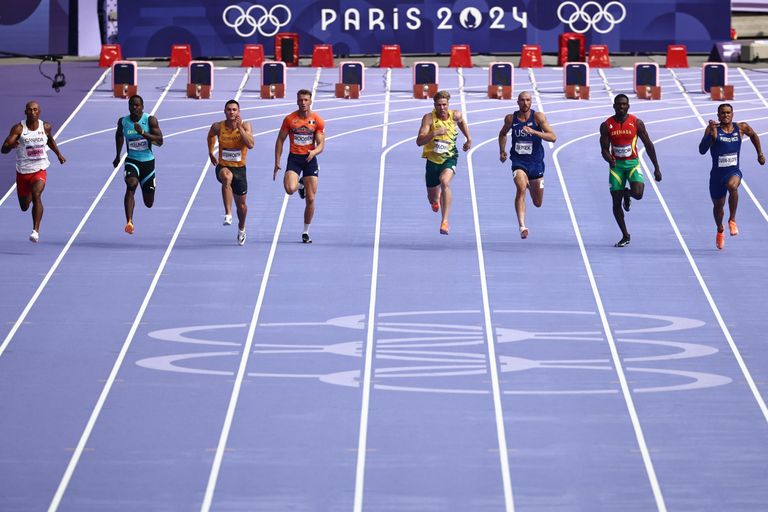 Sven Roosen (vierde van links) in actie op de 100 meter in Parijs (foto; ANP 2024/Anne-Christine Poujoulat AFP).