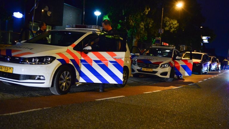 De politie kwam massaal naar de Blasiusstraat in Deurne vanwege de vechtpartij (foto: Walter van Bussel/SQ Vision).