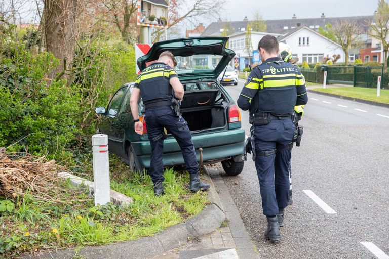 Agenten bekijken de auto (foto: Christian Traets/SQ Vision Mediaprodukties).