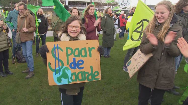 Elisabeth met haar zelfgemaakte protestbord 