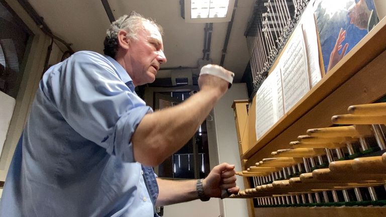 Marc Van Eyck in actie op het carillon van de Sint Jan. (Foto: Jan Peels)