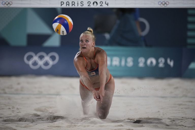 Raisa Schoon duikt naar de bal (foto: ANP 2024/ Louise DelmotteAP Photo).