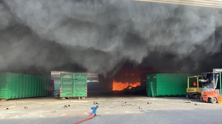 De vlammen zorgden voor flink wat donkere rook (foto: Veiligheidsregio Midden- West-Brabant