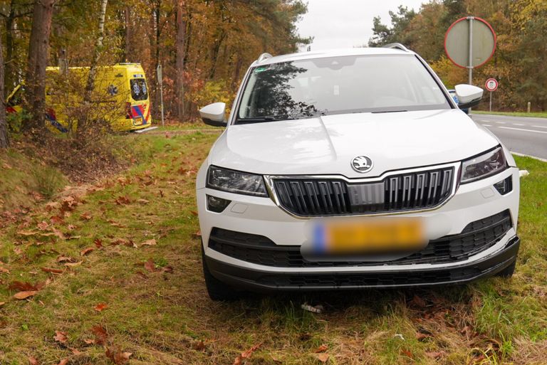 Vermoedelijk maakte de vrouw een verkeerde inschatting bij het oversteken van de drukke weg (foto: Harrie Grijseels/SQ Vision). 