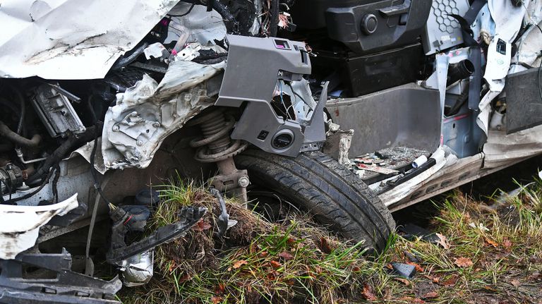 De De forse schade aan het bestelbusje (foto: Rico Vogels/SQ Vision).