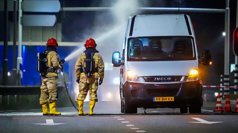 De bestelbus in Eindhoven bleek vol drugsafval te zitten (foto: Sem van Rijssel/SQ Vision).