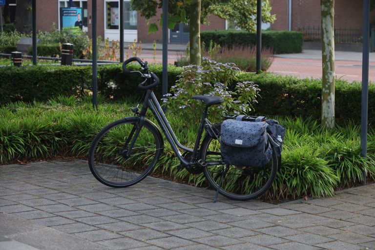 De aanrijding vond plaats op een rotonde in de Kerkstraat in Boekel (foto: Kevin Kanters/SQ Vision).