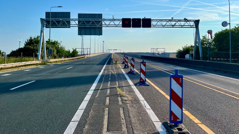 De afgesloten Haringvlietbrug maandagochtend. (foto: Raoul Cartens)