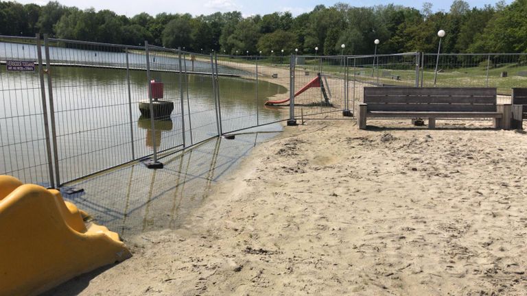 De hekken staan rondom de plas, pal tegen paviljoen Het Strandhuys van Laco aan.