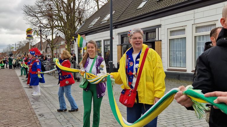 Sjaals knopen in Schorsbos (foto: Noël van Hooft).