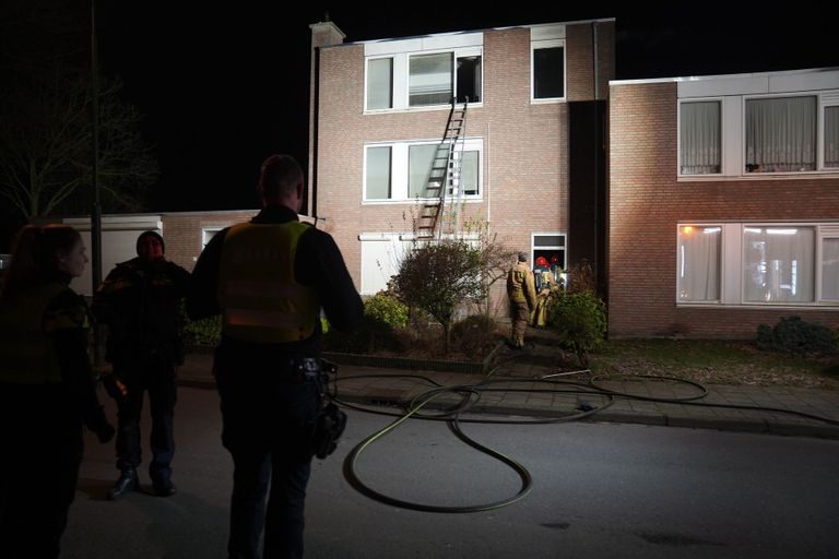 De brandweer bij het wooncomplex in Budel (foto: WdG/SQ Vision).