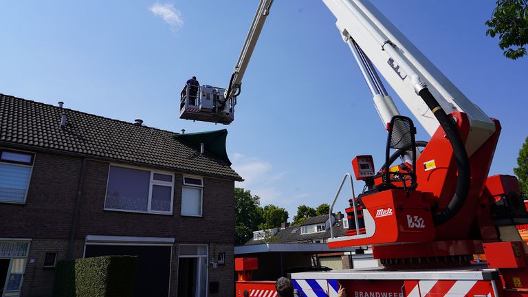 Grof geschut was nodig om de parasol weer beneden te krijgen (foto: Jeroen Stuve/ SQ Vision).