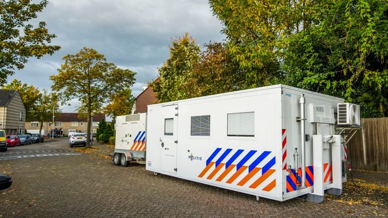 Een politiecontainer aan de Corsicalaan in Eindhoven (foto: SQ Vision Mediaprodukties).
