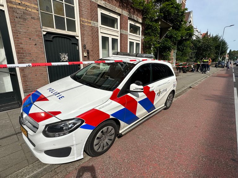 De politie doet onderzoek bij het huis aan de Brugstraat in Den Bosch.