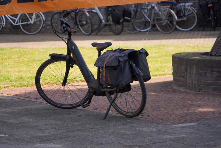 De fietsster kwam op de Berghemseweg in Oss in botsing met een auto (foto: Gabor Heeres/SQ Vision).