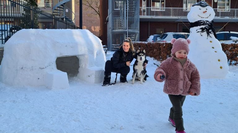 Lola maakte samen met haar papa een iglo voor husky Boeddah en een sneeuwpop (foto: Reggy Smit). 