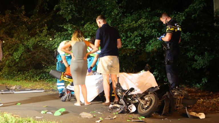 Het slachtoffer is na de aanrijding in de Van Grobbendoncklaan in Den Bosch naar een ziekenhuis gebracht (foto: Bart Meesters).