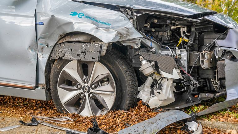 De schade aan een van de auto's (foto: Dave Hendriks/SQ Vision Mediaprodukties).