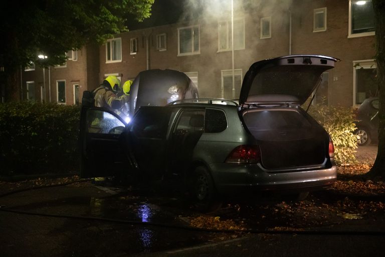 De auto die in Roosendaal door brand werd beschadigd (foto: Christian Traets/SQ Vision).