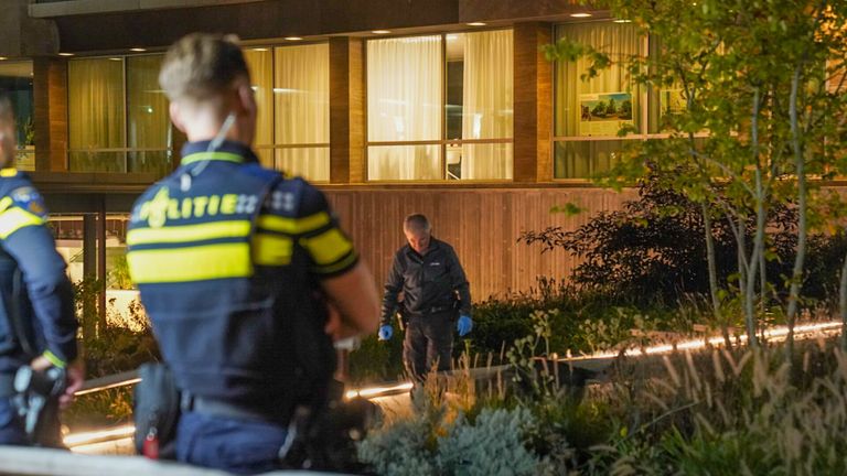 Agenten bij het Stadhuisplein in Eindhoven (foto: Dave Hendriks/SQ Vision).