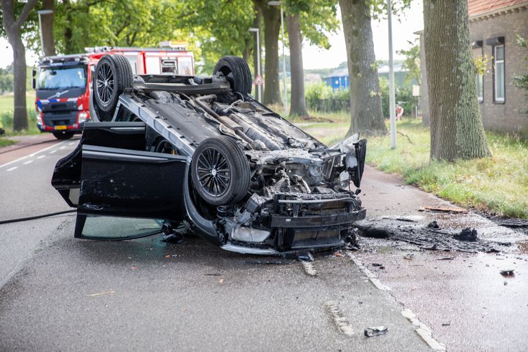 De auto kwam op zijn kop terecht (foto: Christian Traets/SQ Vision).