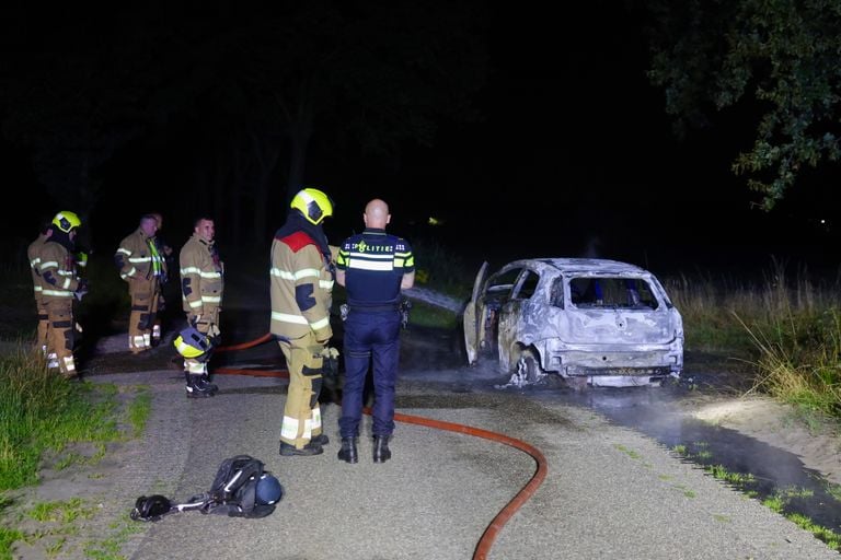 De uitgebrande auto in Heeswijk-Dinther blijkt gestolen (foto: Sander van Gils/SQ Vision).