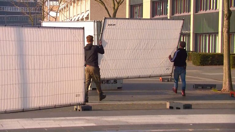 De hekken moeten ook worden opgeruimd (foto: Omroep Brabant).