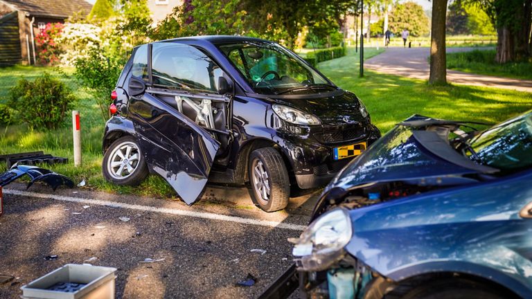 De auto's waarin de bestuurders zaten, raakten flink beschadigd bij de botsing (foto: Sem van Rijssel/SQ Vision).