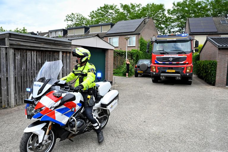 Vanwege de brand kwamen de brandweer en de politie naar het huis in Oisterwijk (foto: Toby de Kort/SQ Vision).