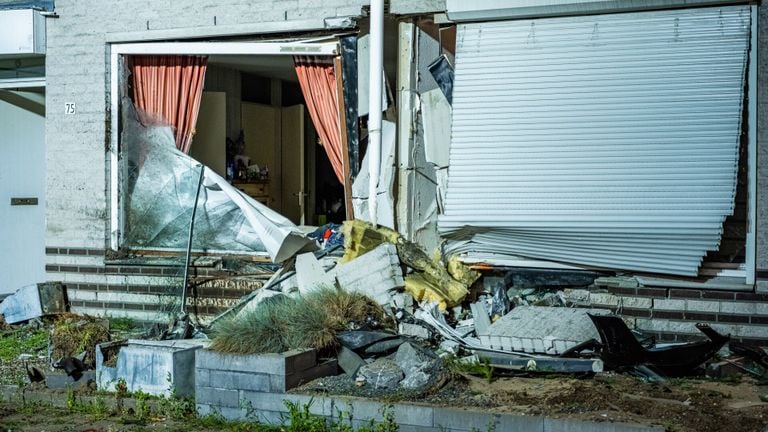 De schade aan de geraakte huizen in de Kijkduinlaan in Tilburg is aanzienlijk (foto: jack Brekelmans/SQ Vision).