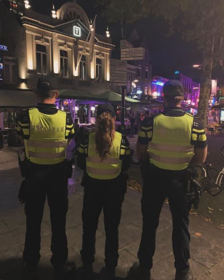 Agenten op het Stratumseind in Eindhoven (foto: Instagram politie Eindhoven).