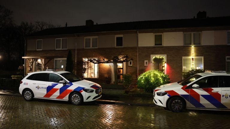 Eén van de huizen aan de Bernard Beekmansstraat zou zijn beschoten (foto: Sander van Gils/SQ Vision).
