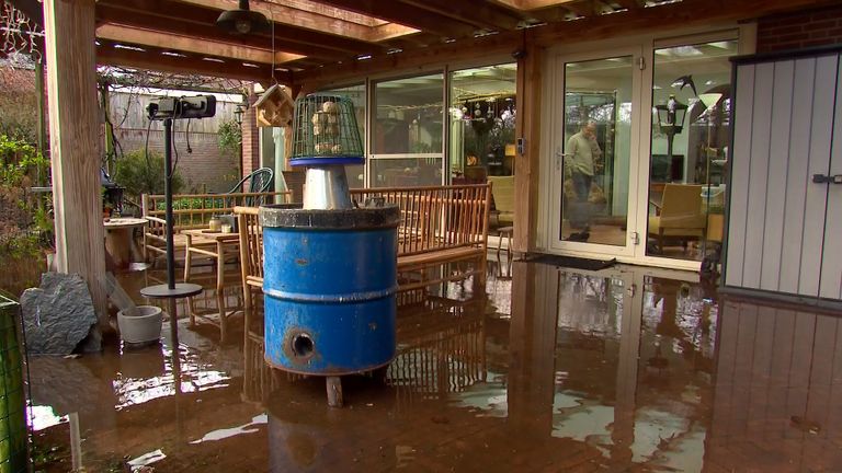 Het terras van Ellen Steenbergen is ondergelopen met water (foto: Omroep Brabant).