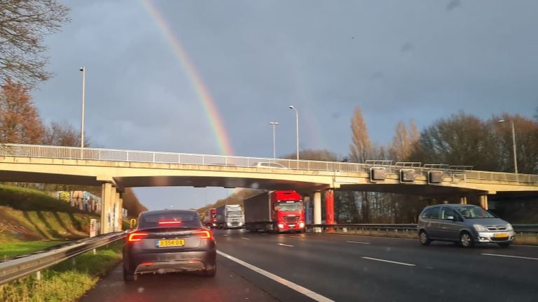 Regenboog op de A58 waar het verkeer na ongeluk mocht terugrijden (Foto: Rene Haring)