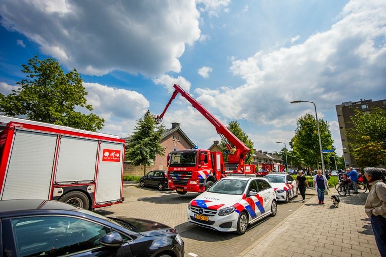 Veel brandweer- en politiewagens in het Titanpad in Eindhoven nadat een zolderbrand was uitgebroken (foto: SQ Vision Mediaprodukties).